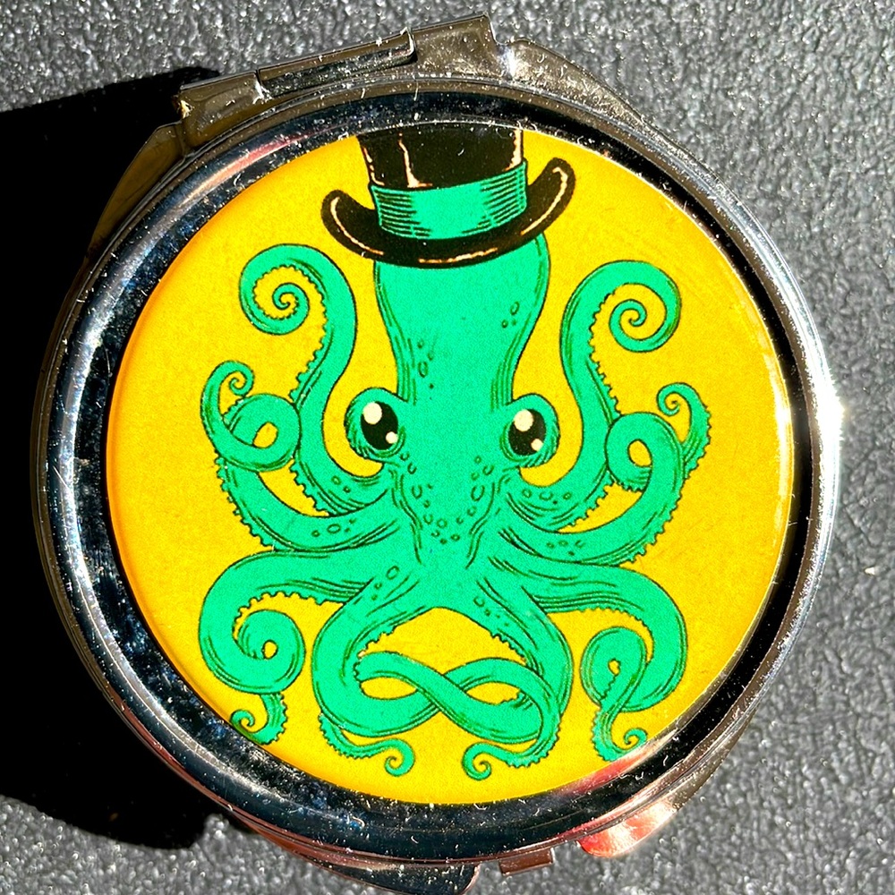 Pill Box • Octopus • 🐙 • Steam Punk • 🎩